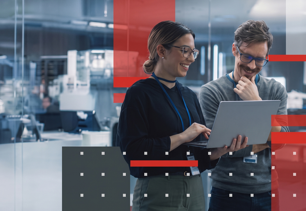 Profesionales en tecnología conversando
